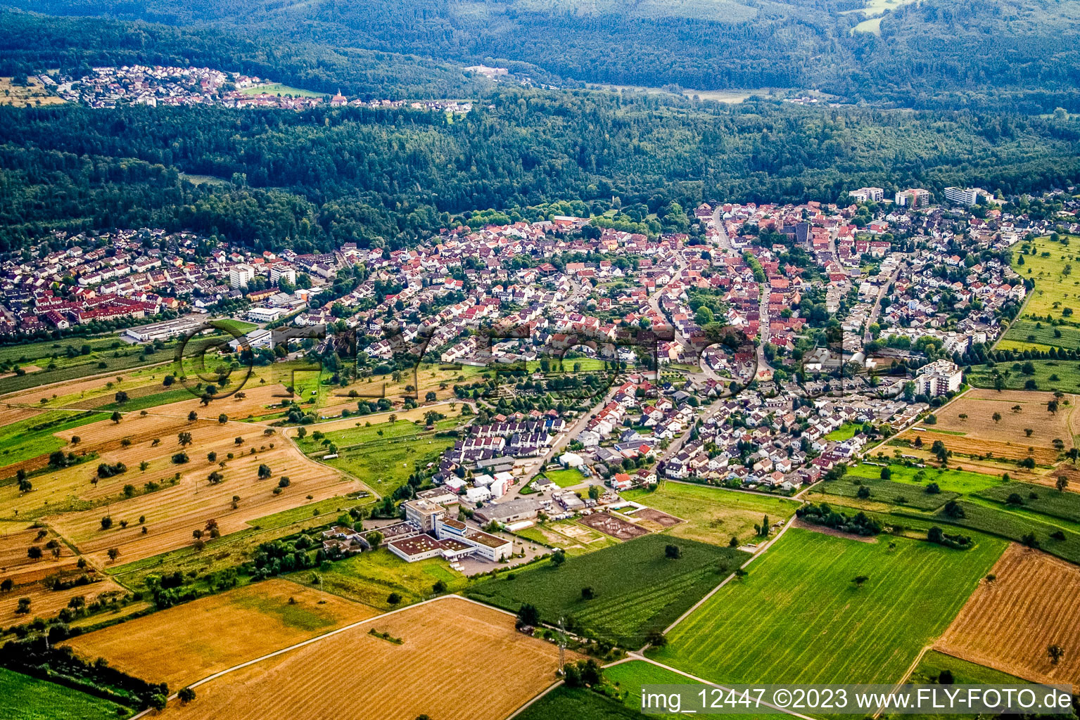 Vue aérienne de De l'est à le quartier Reichenbach in Waldbronn dans le département Bade-Wurtemberg, Allemagne