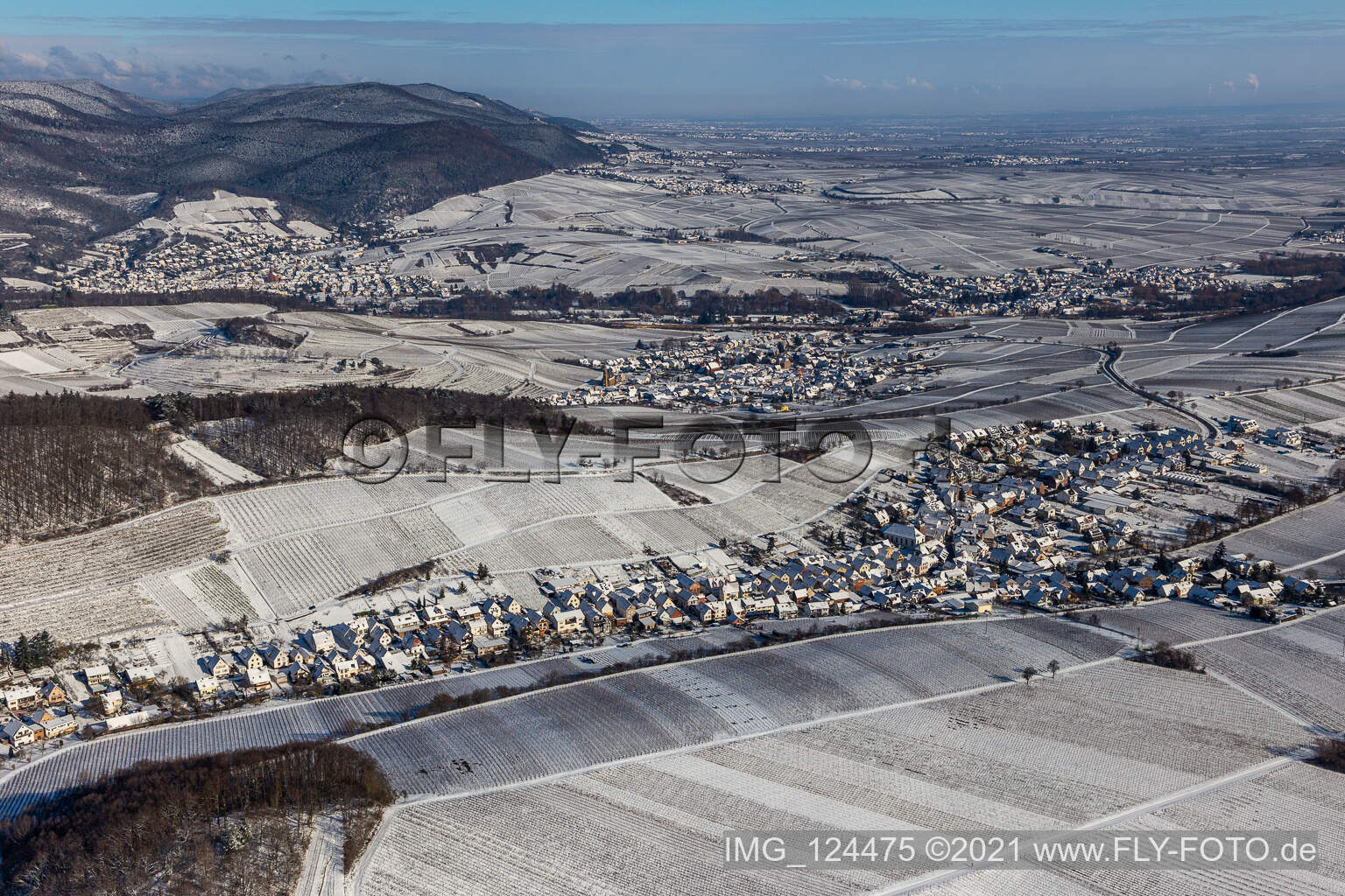 Vue aérienne de Vue aérienne d'hiver dans la neige à Ranschbach dans le département Rhénanie-Palatinat, Allemagne