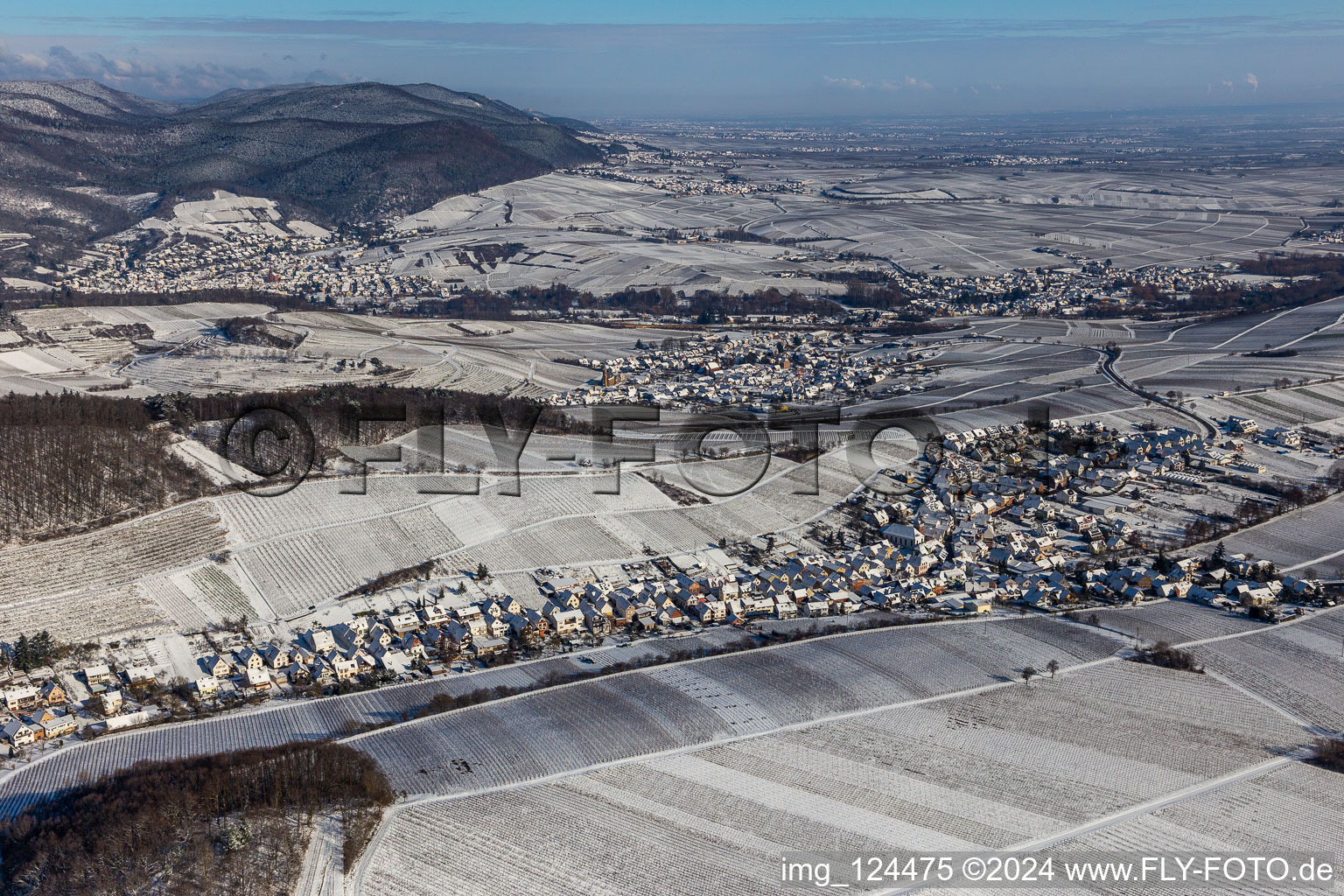 Vue aérienne de Vue aérienne d'hiver dans la neige à Ranschbach dans le département Rhénanie-Palatinat, Allemagne