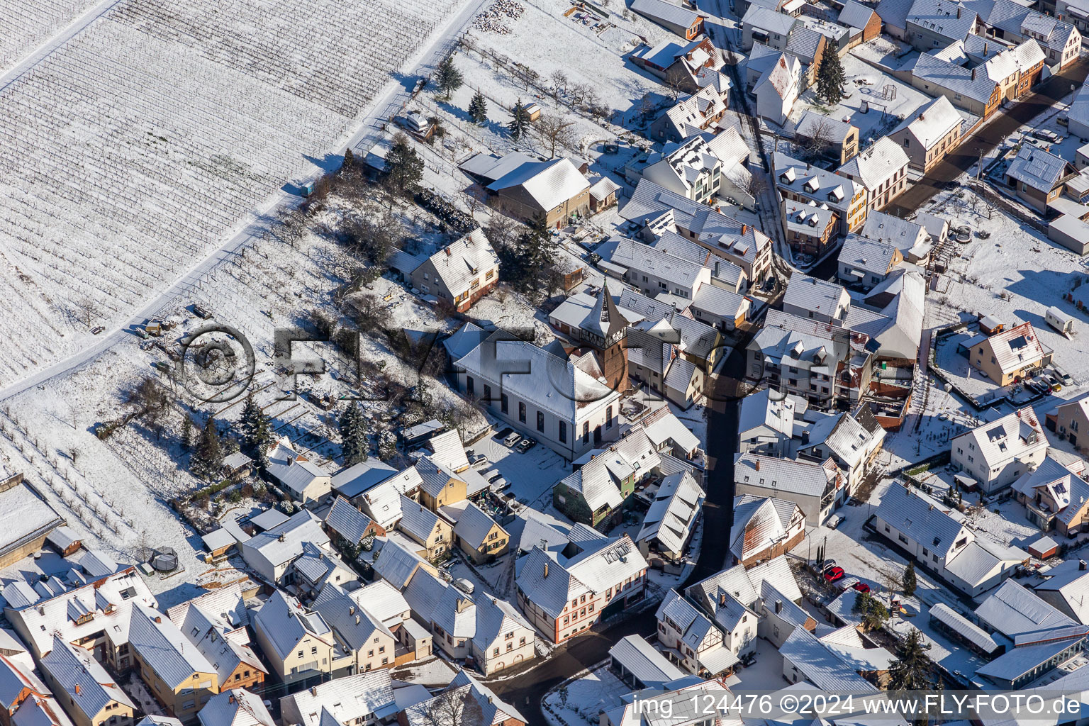 Vue aérienne de Vue aérienne d'hiver dans la neige de la paroisse catholique et de l'église de pèlerinage Ranschbach à Ranschbach dans le département Rhénanie-Palatinat, Allemagne