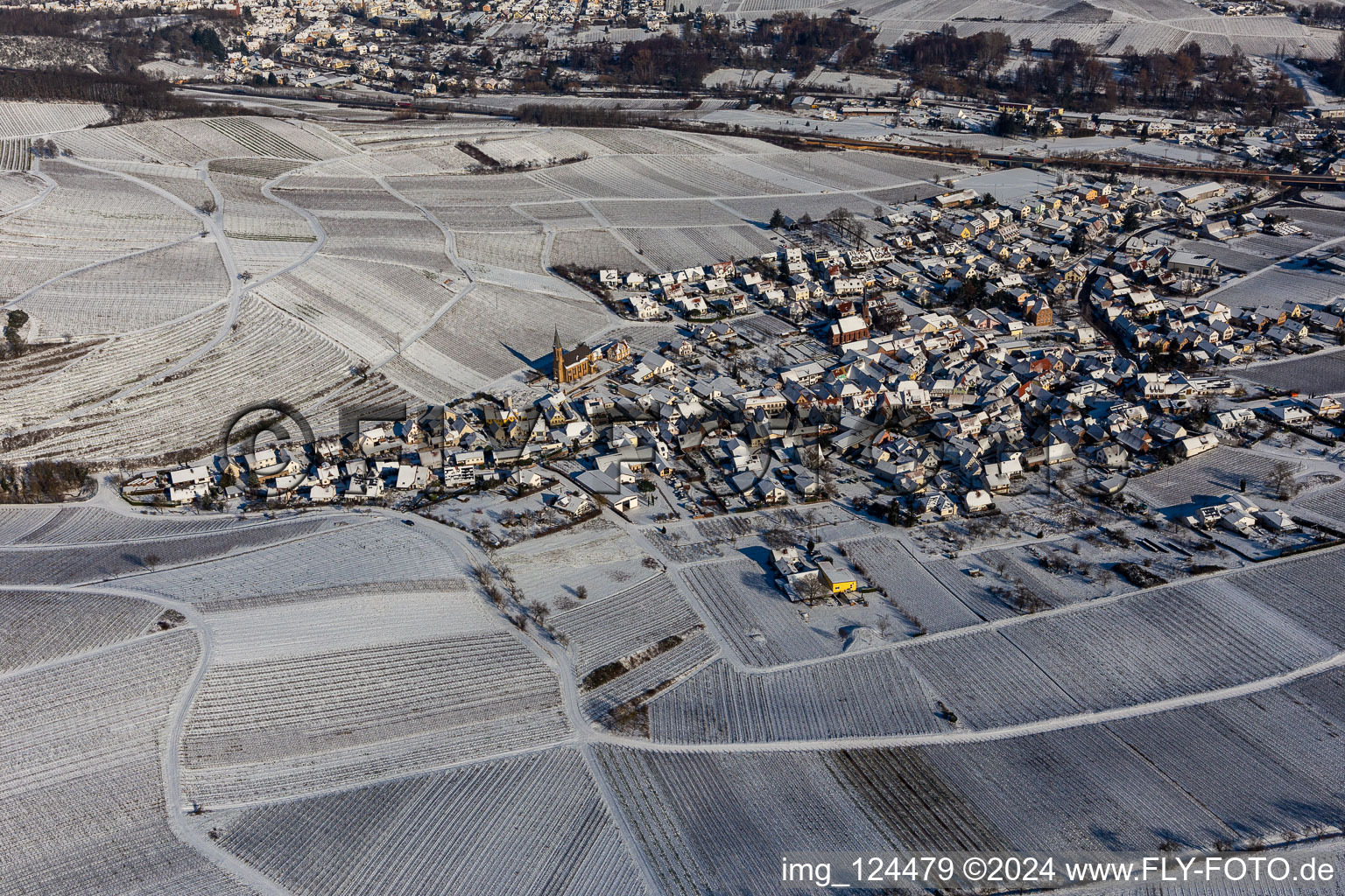 Vue aérienne de Vue aérienne d'hiver dans la neige à Birkweiler dans le département Rhénanie-Palatinat, Allemagne