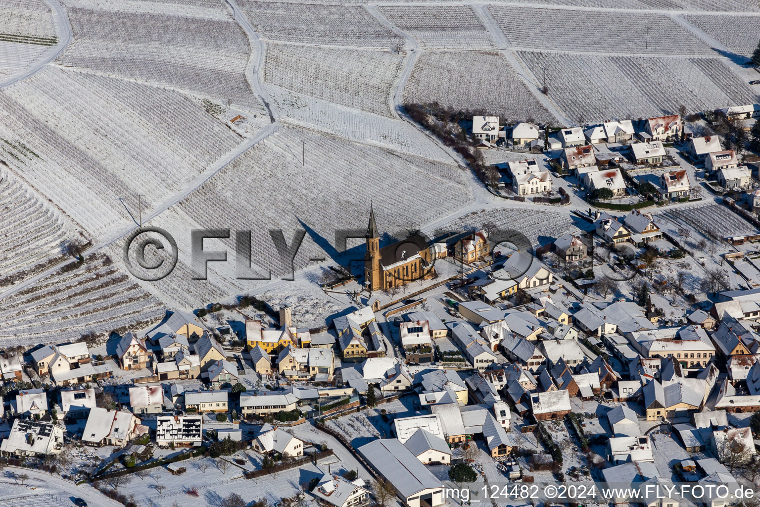 Vue aérienne de Des vignobles enneigés en hiver entourent la zone habitée du village à Birkweiler dans le département Rhénanie-Palatinat, Allemagne