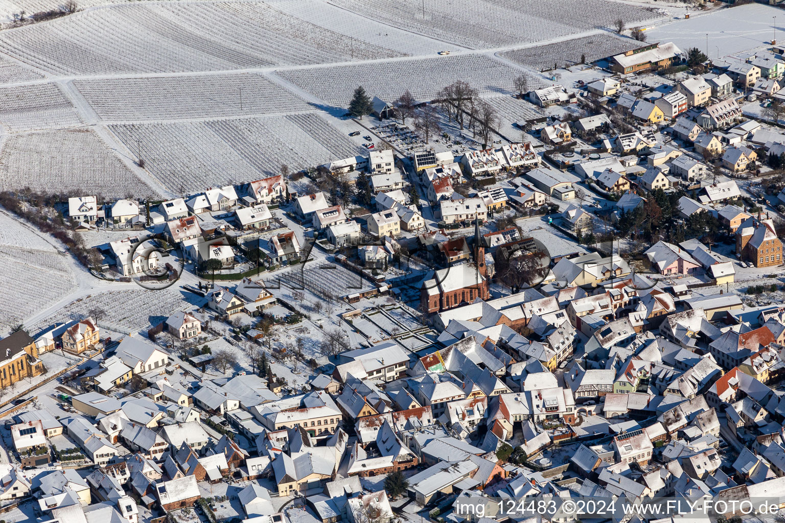 Vue aérienne de Vue aérienne d'hiver dans la neige de l'église protestante à Birkweiler dans le département Rhénanie-Palatinat, Allemagne