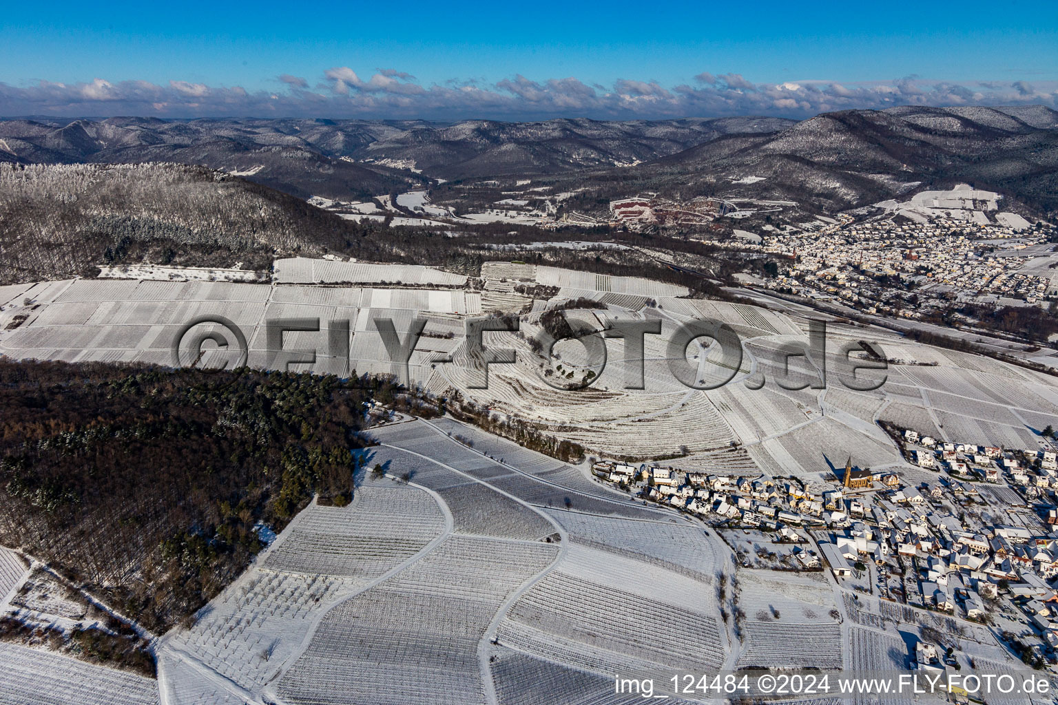 Vue aérienne de Vue aérienne hivernale dans la neige du vignoble de Kestenbusch à Birkweiler dans le département Rhénanie-Palatinat, Allemagne