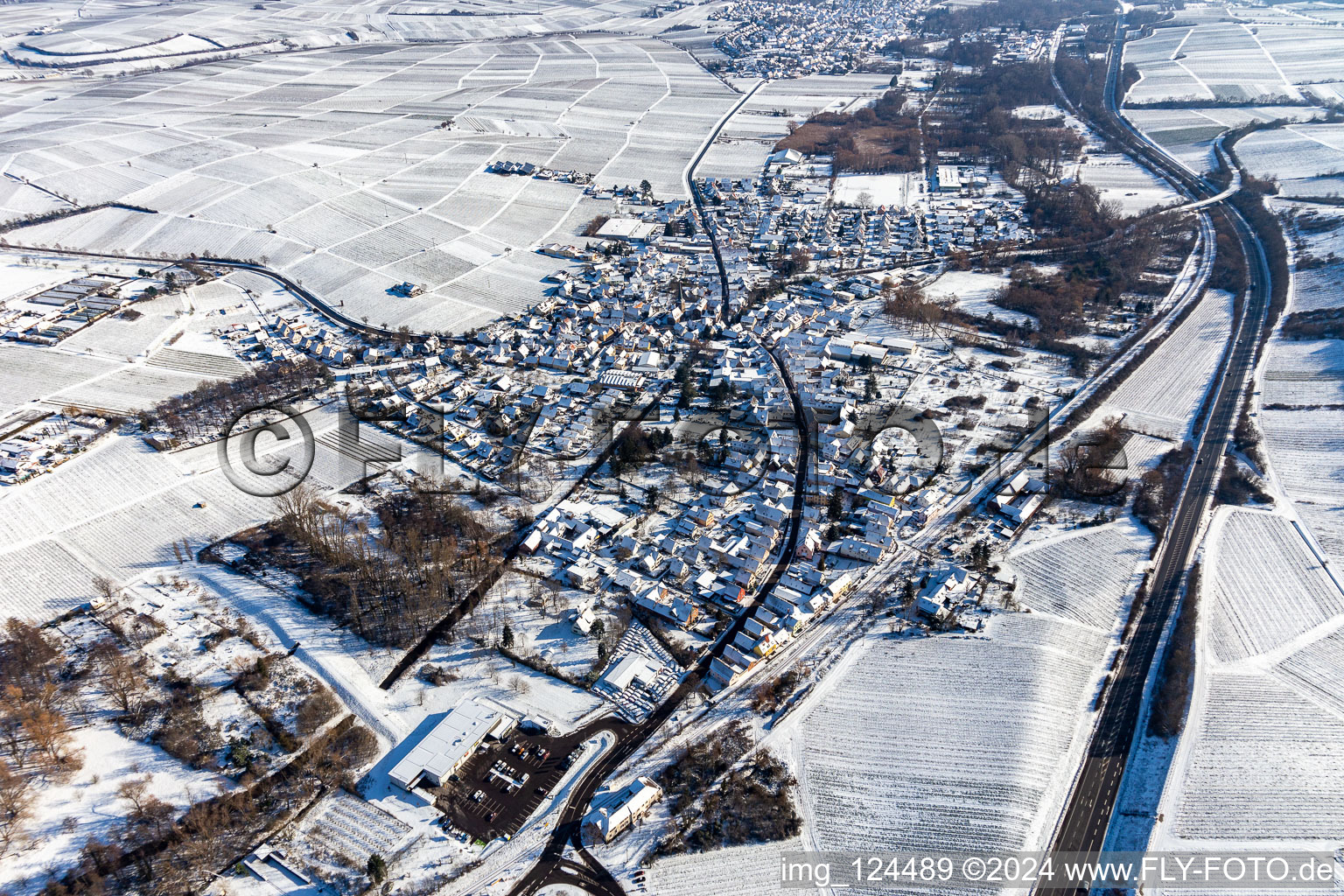 Vue aérienne de Vue hivernale enneigée des rues et des maisons des zones résidentielles à Siebeldingen dans le département Rhénanie-Palatinat, Allemagne