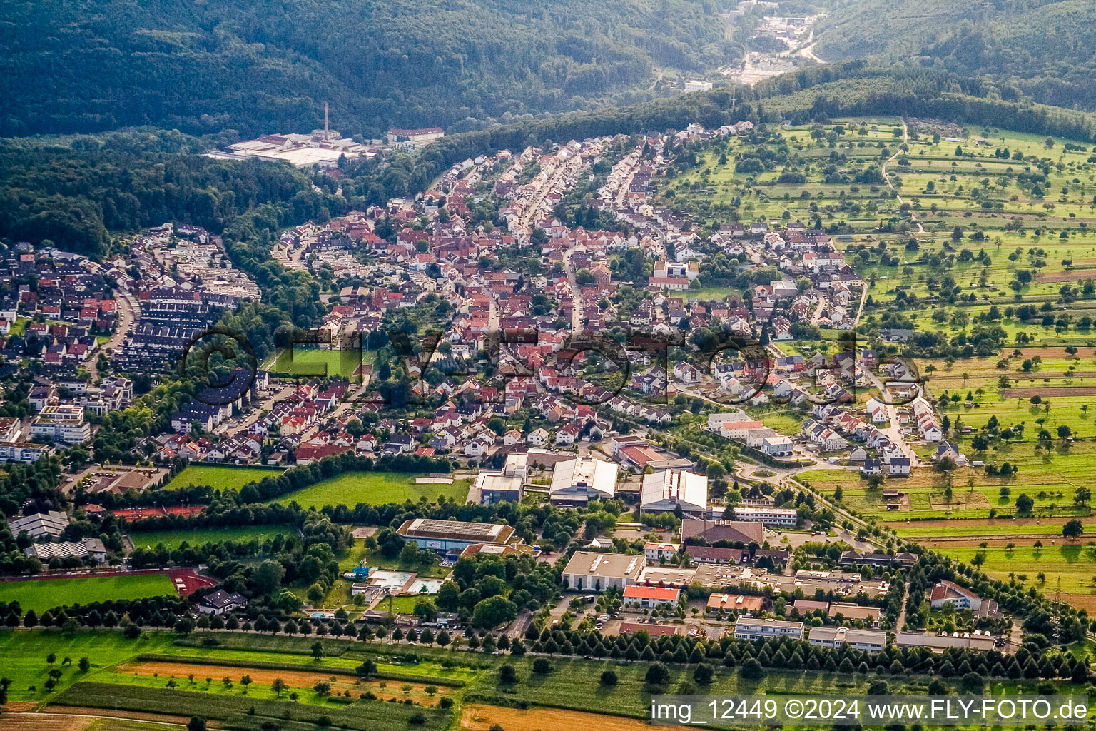 Vue aérienne de De l'est à le quartier Busenbach in Waldbronn dans le département Bade-Wurtemberg, Allemagne