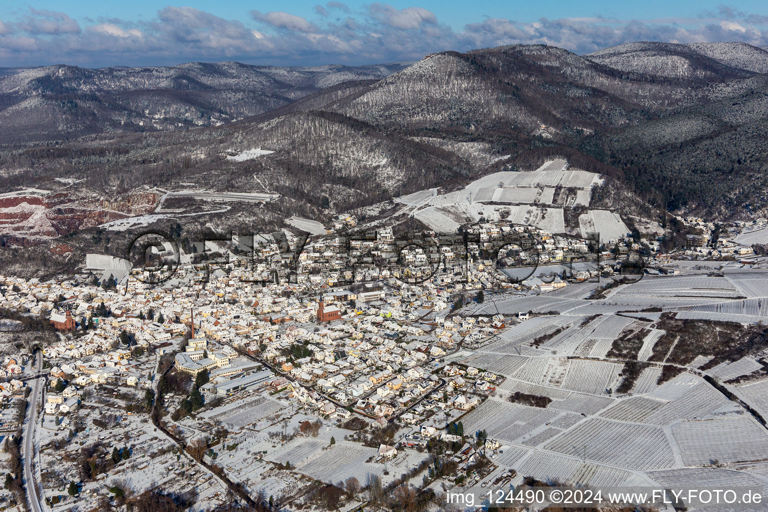 Vue aérienne de Le paysage de la vallée du Queich entouré de montagnes est enneigé en hiver à Albersweiler dans le département Rhénanie-Palatinat, Allemagne