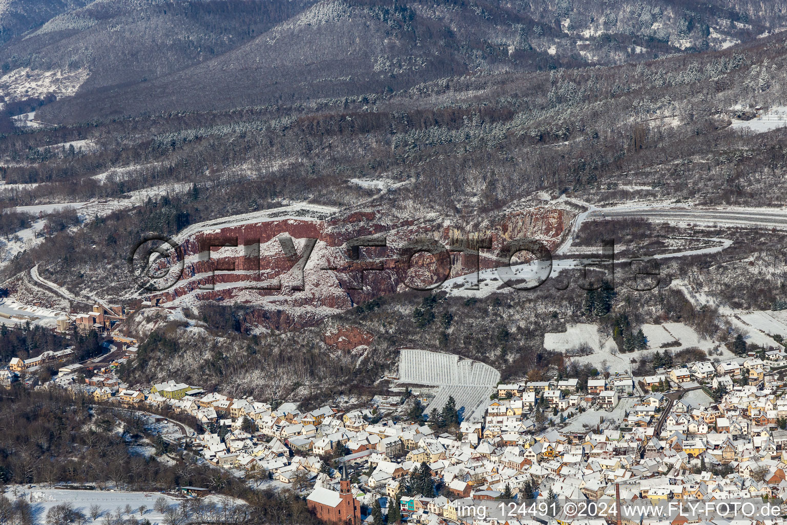 Vue aérienne de Vue aérienne hivernale dans la neige de la carrière Basalt AG à Albersweiler dans le département Rhénanie-Palatinat, Allemagne