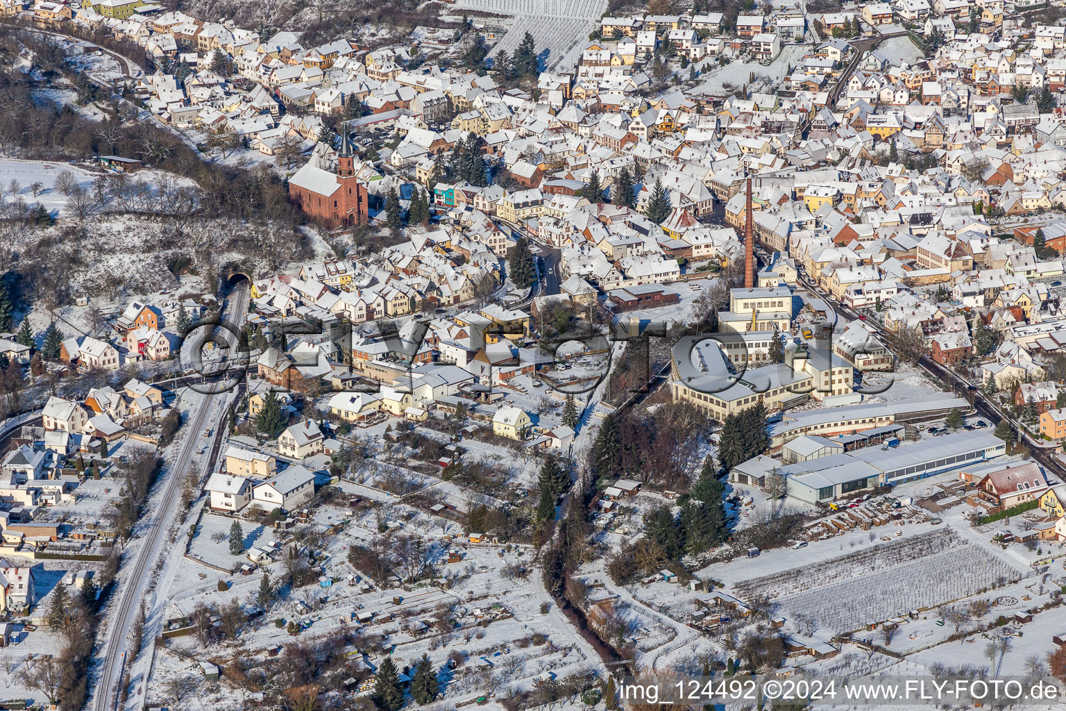 Vue aérienne de Vue aérienne d'hiver dans la neige de GET Metall et de l'église à Albersweiler dans le département Rhénanie-Palatinat, Allemagne