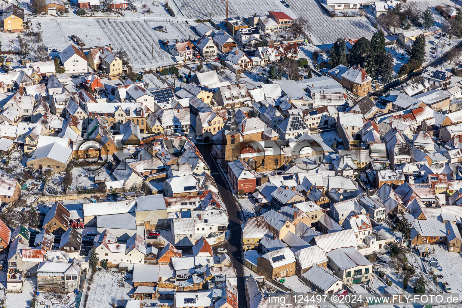 Vue aérienne de Vue aérienne hivernale dans la neige de l'église protestante sur la Route des Vins à Frankweiler dans le département Rhénanie-Palatinat, Allemagne