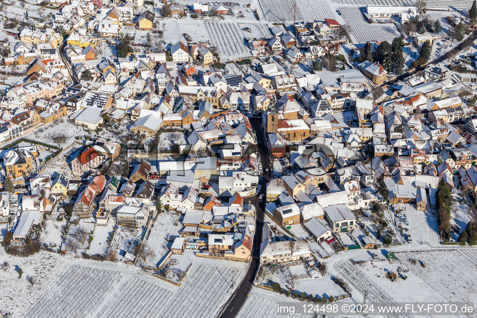 Vue aérienne de Vue aérienne d'hiver dans la neige à Frankweiler dans le département Rhénanie-Palatinat, Allemagne