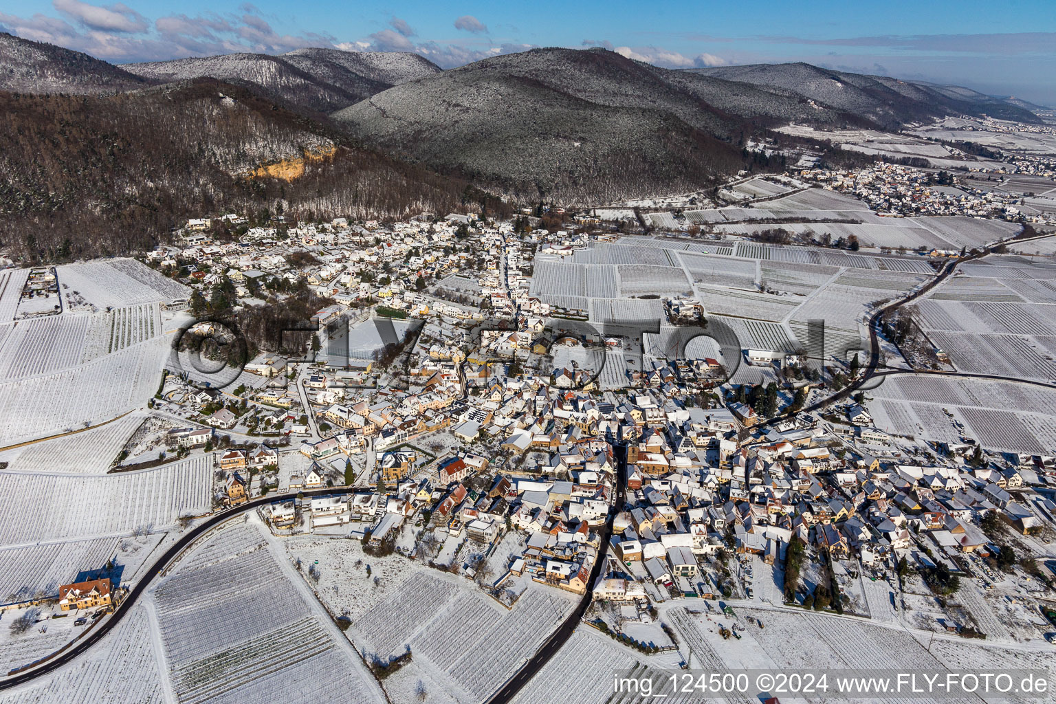 Vue aérienne de Vignobles enneigés d'hiver sur le Haardtrand à Frankweiler dans le département Rhénanie-Palatinat, Allemagne