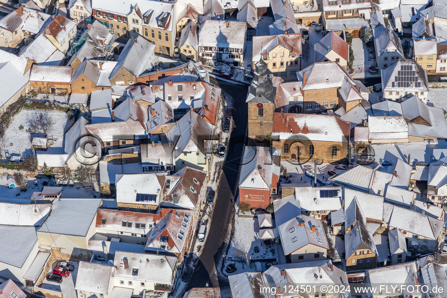 Vue aérienne de Vue aérienne hivernale dans la neige de l'église protestante sur la Route des Vins à Frankweiler dans le département Rhénanie-Palatinat, Allemagne