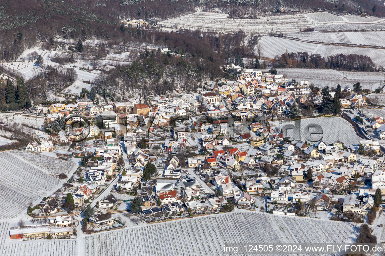 Vue aérienne de Vue aérienne d'hiver dans la neige à Gleisweiler dans le département Rhénanie-Palatinat, Allemagne