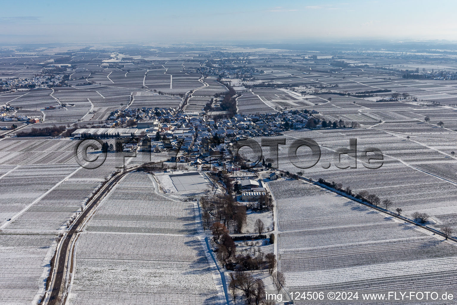 Vue aérienne de Vue aérienne d'hiver dans la neige à Böchingen dans le département Rhénanie-Palatinat, Allemagne