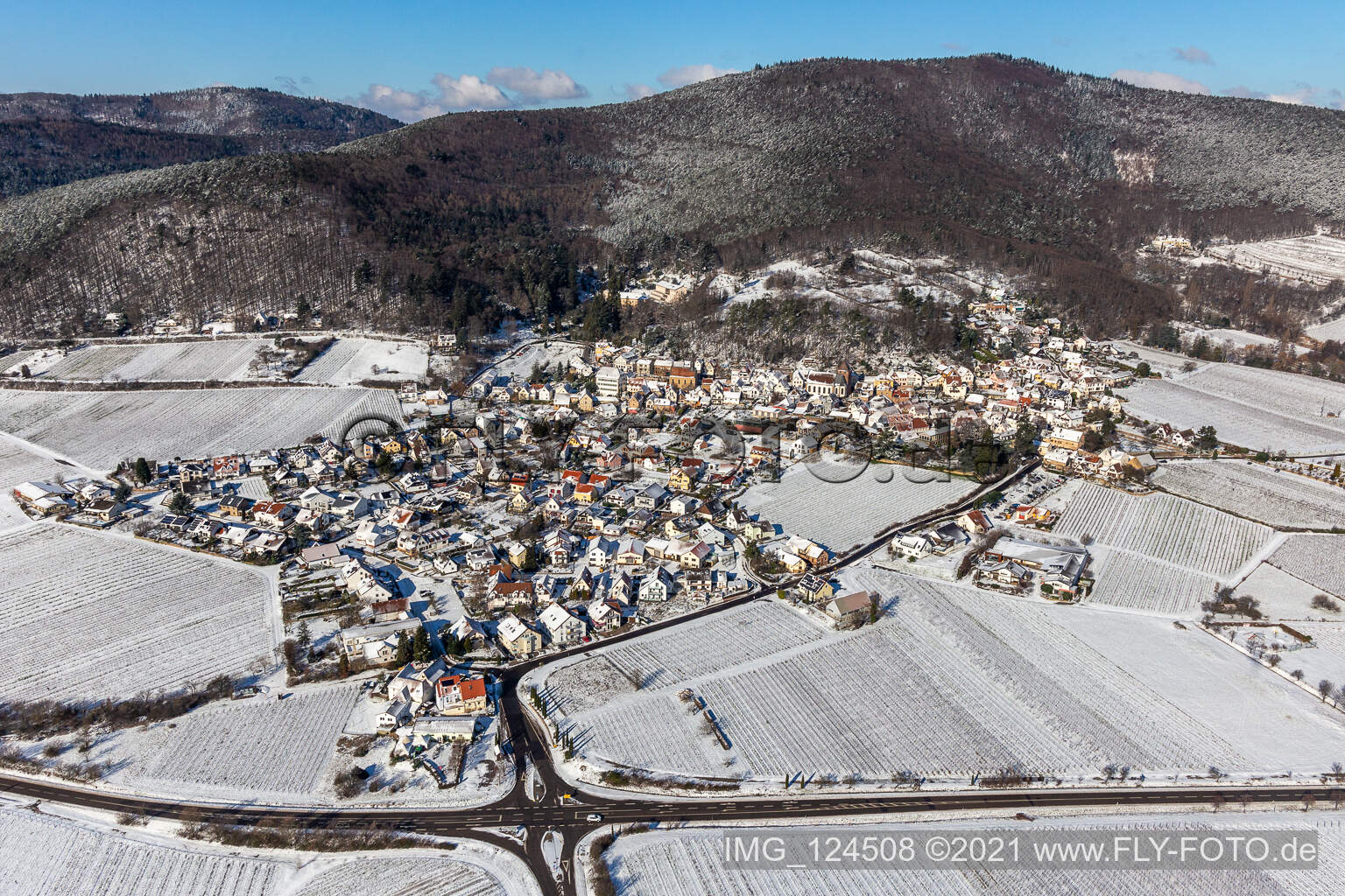 Vue aérienne de Centre du village enneigé en hiver, à la lisière des vignes et des domaines viticoles de la région viticole de la Weinstrasse à Burrweiler dans le département Rhénanie-Palatinat, Allemagne
