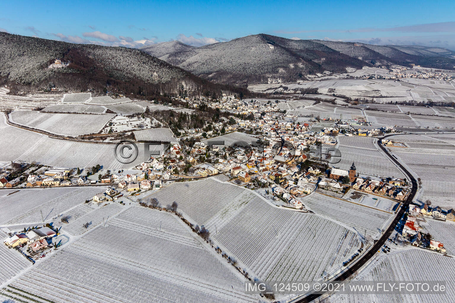 Vue aérienne de Vue aérienne d'hiver dans la neige à Burrweiler dans le département Rhénanie-Palatinat, Allemagne