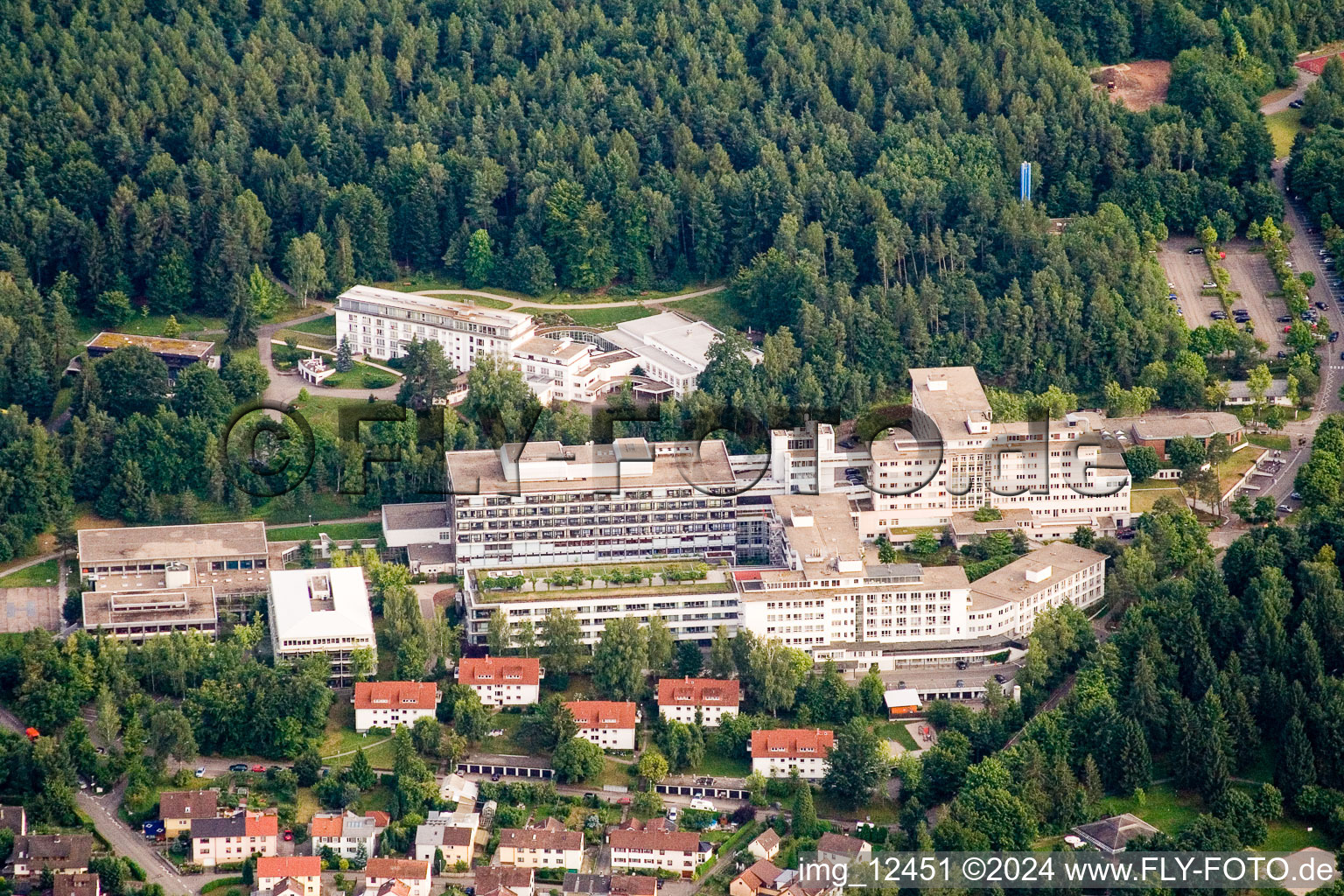 Vue aérienne de Clinique de rééducation Langensteinbacher Höhe à le quartier Langensteinbach in Karlsbad dans le département Bade-Wurtemberg, Allemagne