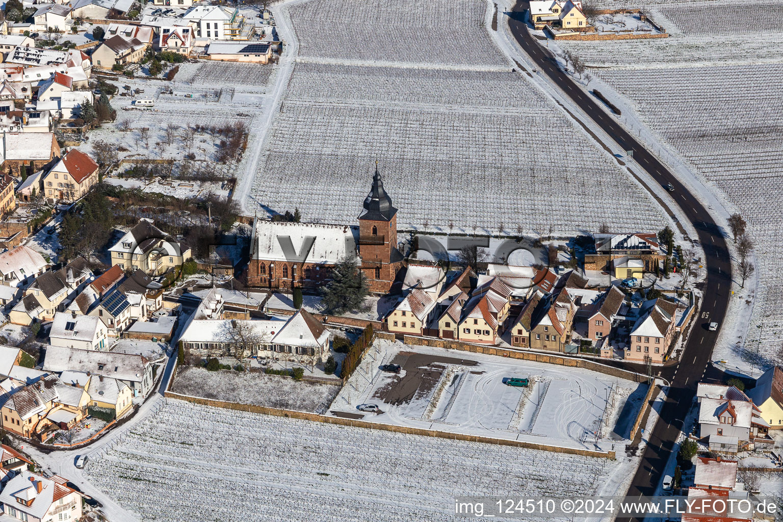 Vue aérienne de Église paroissiale catholique couverte de neige en hiver de la Visitation de Marie, la Weinhaus Vinothek Meßmer, Ritterhof zur Rose à Burrweiler dans le département Rhénanie-Palatinat, Allemagne