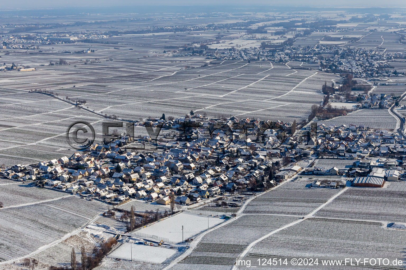 Vue aérienne de Vue aérienne d'hiver dans la neige à Hainfeld dans le département Rhénanie-Palatinat, Allemagne