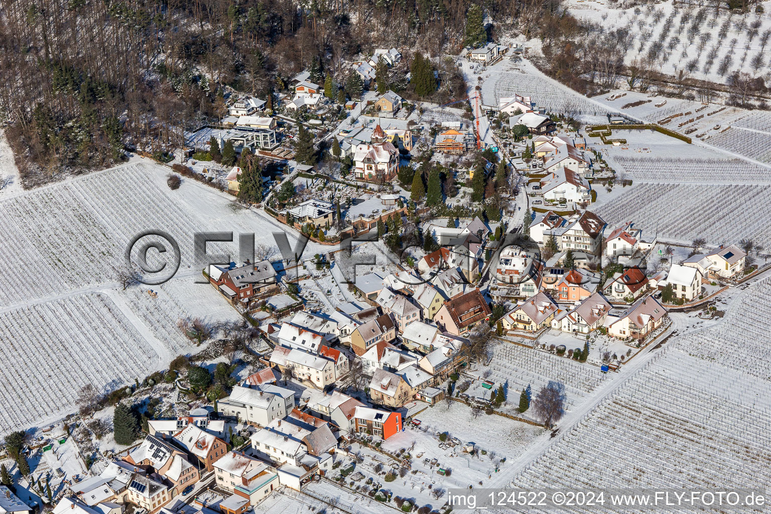 Vue aérienne de Centre du village enneigé en hiver, à la lisière des vignes et des caves viticoles de la région viticole à le quartier Weyher in Weyher in der Pfalz dans le département Rhénanie-Palatinat, Allemagne