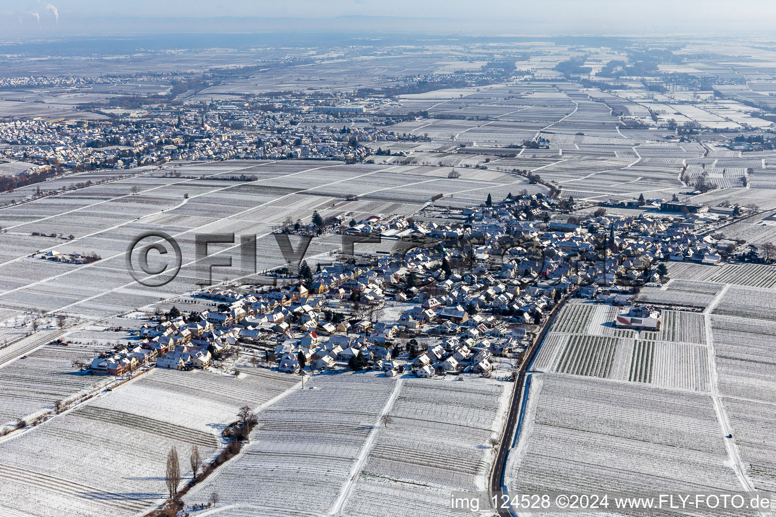 Vue aérienne de Vue aérienne d'hiver dans la neige à le quartier Rhodt in Rhodt unter Rietburg dans le département Rhénanie-Palatinat, Allemagne