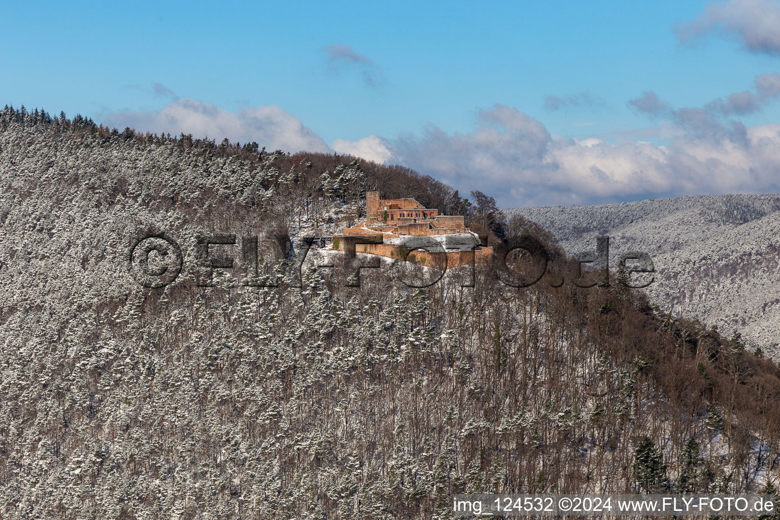 Vue aérienne de Complexe du château enneigé de Veste Rietburg en hiver à le quartier Rhodt in Rhodt unter Rietburg dans le département Rhénanie-Palatinat, Allemagne