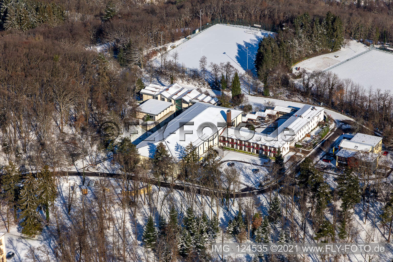 Vue aérienne de Vue aérienne hivernale dans la neige de l'école de sport Edenkoben à Edenkoben dans le département Rhénanie-Palatinat, Allemagne