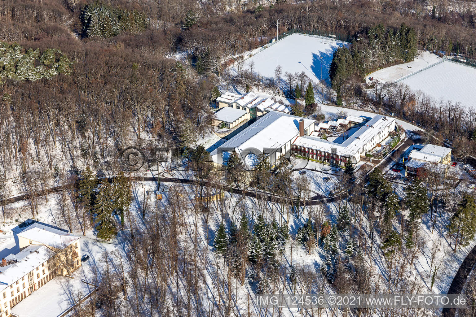 Vue aérienne de Vue aérienne hivernale dans la neige de l'école de sport Edenkoben à Edenkoben dans le département Rhénanie-Palatinat, Allemagne