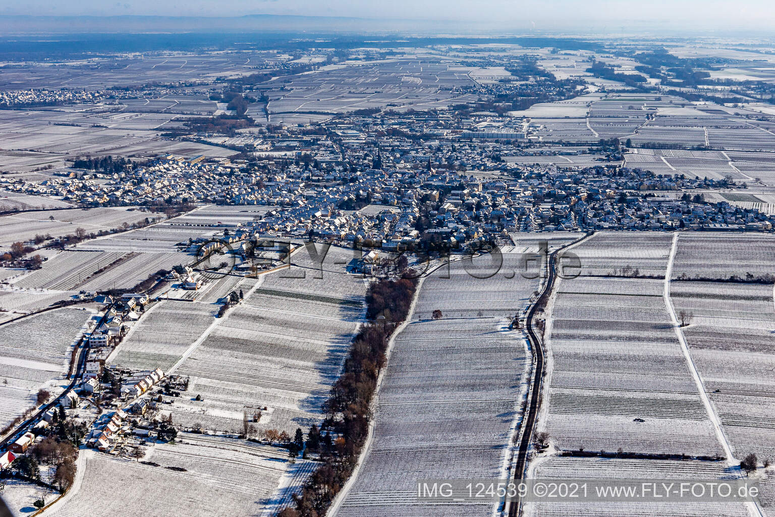 Vue aérienne de Vue aérienne d'hiver dans la neige à Edenkoben dans le département Rhénanie-Palatinat, Allemagne