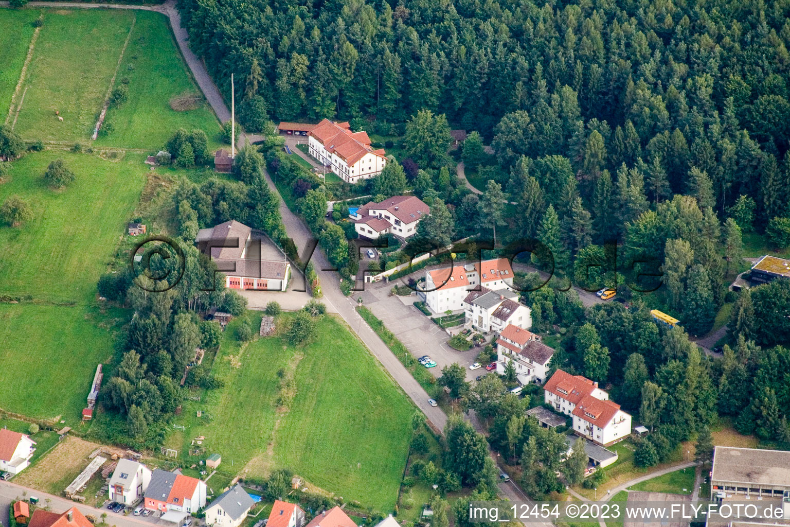 Vue aérienne de Pompiers. Fin de la rue Ittersbacherstr à le quartier Langensteinbach in Karlsbad dans le département Bade-Wurtemberg, Allemagne