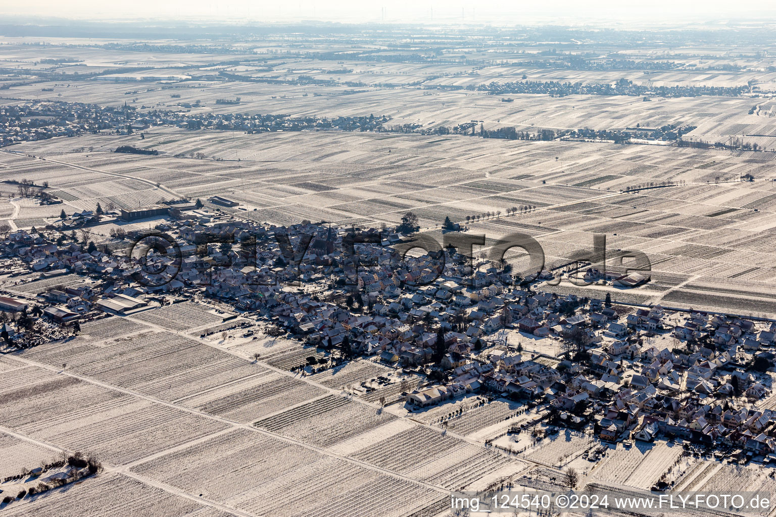 Vue aérienne de Vue aérienne d'hiver dans la neige à le quartier Rhodt in Rhodt unter Rietburg dans le département Rhénanie-Palatinat, Allemagne