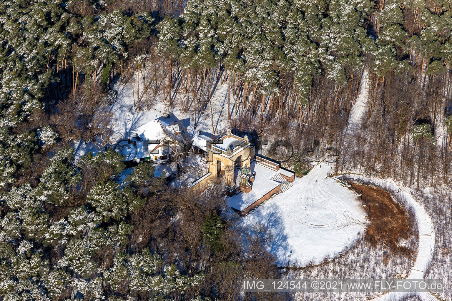 Vue aérienne de Vue aérienne d'hiver dans la neige du Monument de la Victoire et de la Paix à Edenkoben dans le département Rhénanie-Palatinat, Allemagne