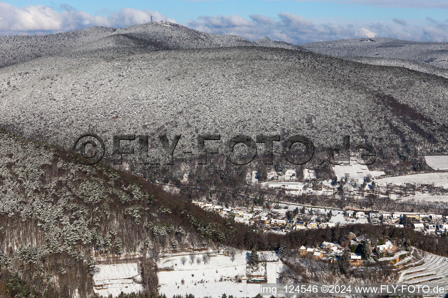 Vue aérienne de Vue aérienne d'hiver dans la neige du château de Kropsburg à le quartier SaintMartin in Sankt Martin dans le département Rhénanie-Palatinat, Allemagne