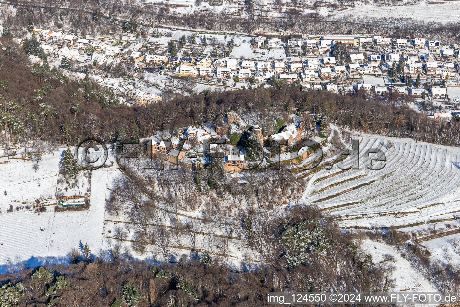 Vue aérienne de Vue aérienne d'hiver dans la neige du château de Kropsburg à le quartier SaintMartin in Sankt Martin dans le département Rhénanie-Palatinat, Allemagne