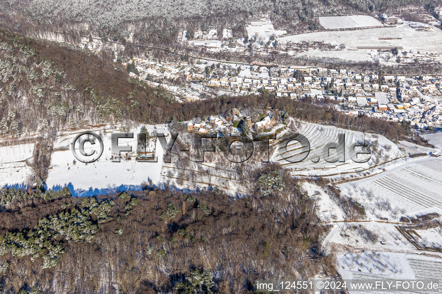 Vue aérienne de Vue aérienne d'hiver dans la neige du château de Kropsburg à le quartier SaintMartin in Sankt Martin dans le département Rhénanie-Palatinat, Allemagne