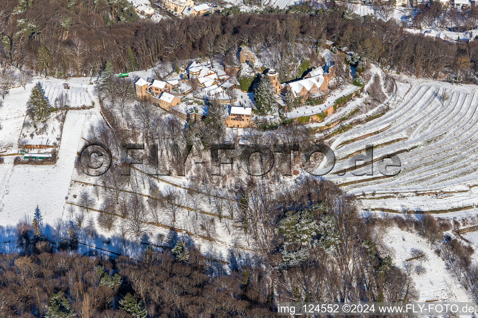 Vue aérienne de Restaurant enneigé d'hiver Schloss Kropsburg à le quartier SaintMartin in Sankt Martin dans le département Rhénanie-Palatinat, Allemagne