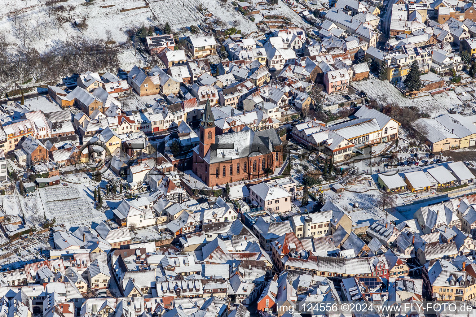 Vue aérienne de Église paroissiale de Saint-Martin enneigée en hiver à le quartier SaintMartin in Sankt Martin dans le département Rhénanie-Palatinat, Allemagne