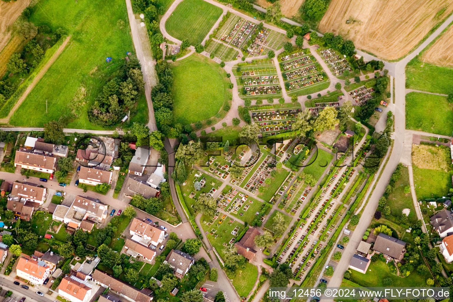 Vue aérienne de Cimetière à le quartier Langensteinbach in Karlsbad dans le département Bade-Wurtemberg, Allemagne