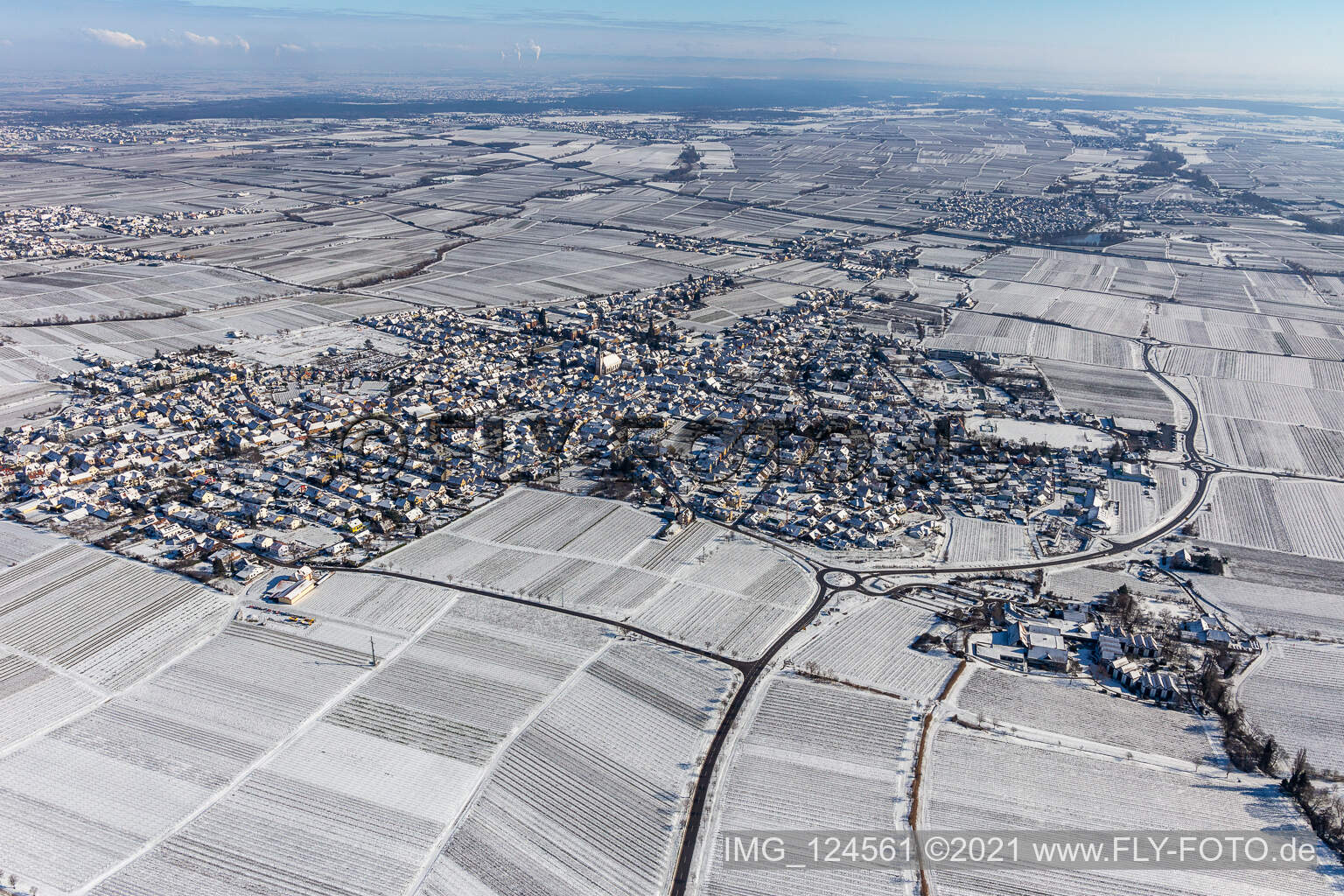 Vue aérienne de Vue aérienne d'hiver dans la neige à Maikammer dans le département Rhénanie-Palatinat, Allemagne