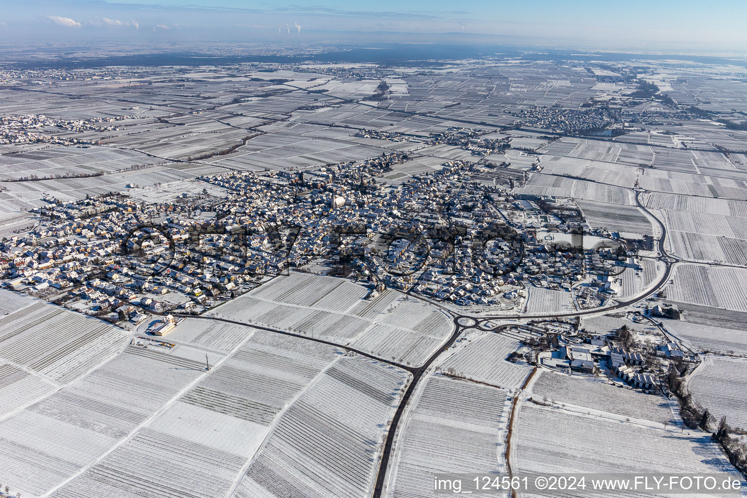 Vue aérienne de Vue aérienne d'hiver dans la neige à le quartier Alsterweiler in Maikammer dans le département Rhénanie-Palatinat, Allemagne