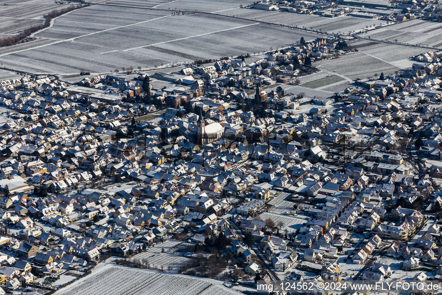 Vue aérienne de Vue aérienne d'hiver dans la neige à Maikammer dans le département Rhénanie-Palatinat, Allemagne