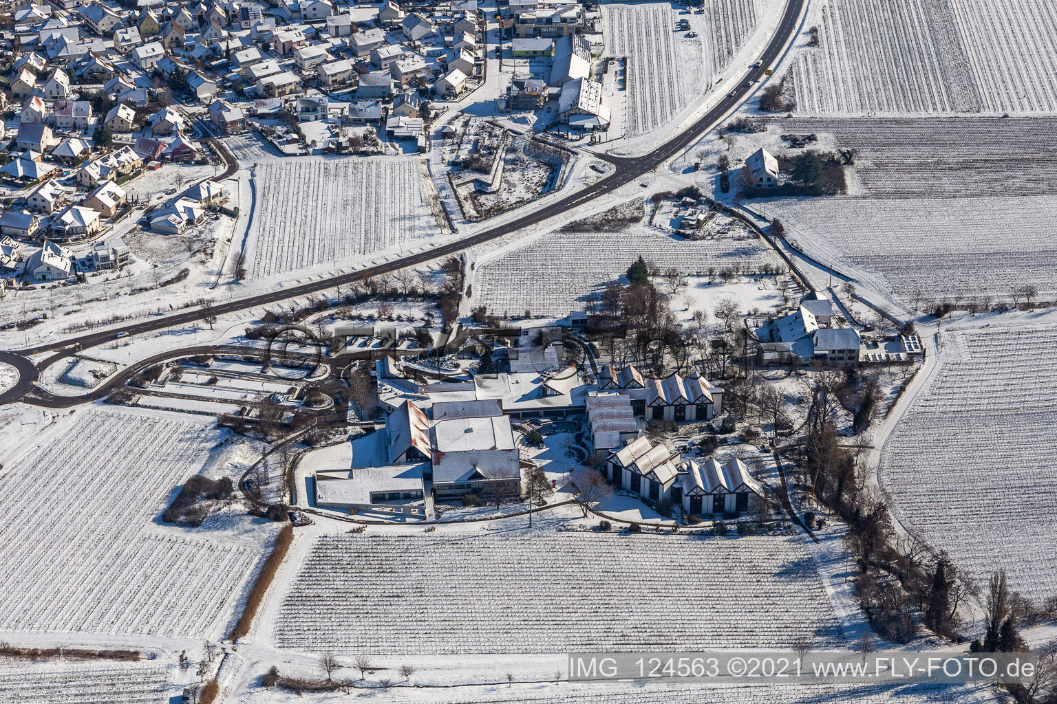 Vue aérienne de Vue aérienne hivernale dans la neige du BG RCI à Maikammer dans le département Rhénanie-Palatinat, Allemagne