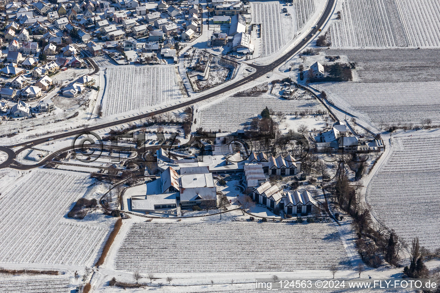 Vue aérienne de Vue aérienne hivernale dans la neige du BG RCI à Maikammer dans le département Rhénanie-Palatinat, Allemagne