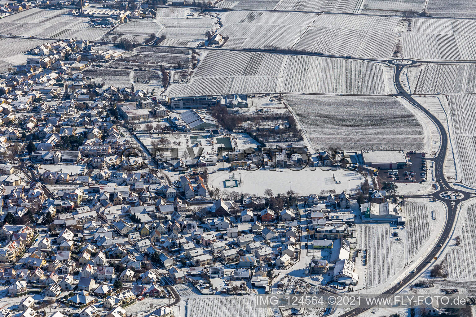 Vue aérienne de Photo aérienne d'hiver dans la neige du terrain de sport TUS Maikammer 1920 eV à Maikammer dans le département Rhénanie-Palatinat, Allemagne