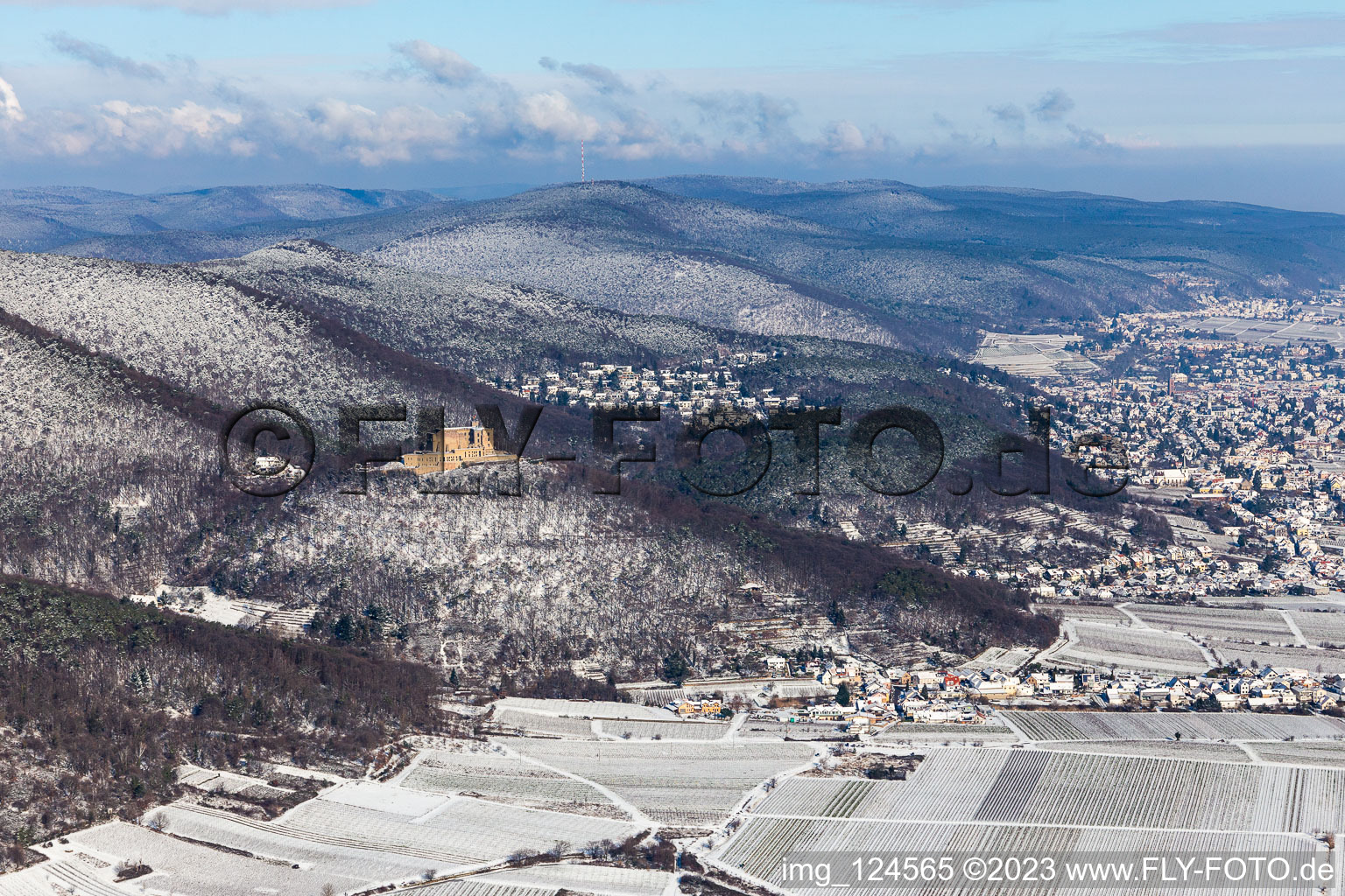 Vue aérienne de Vue aérienne d'hiver dans la neige du château de Hambach à le quartier Diedesfeld in Neustadt an der Weinstraße dans le département Rhénanie-Palatinat, Allemagne