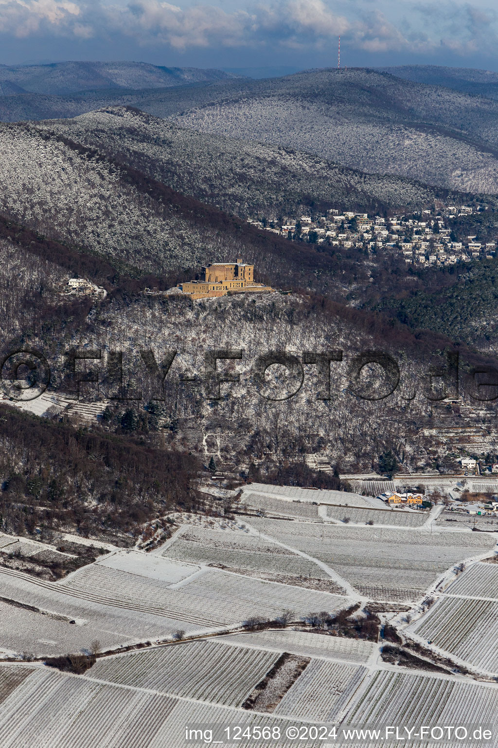 Vue aérienne de Complexe du château enneigé en hiver du "Hambacher Schloss". à le quartier Diedesfeld in Neustadt an der Weinstraße dans le département Rhénanie-Palatinat, Allemagne