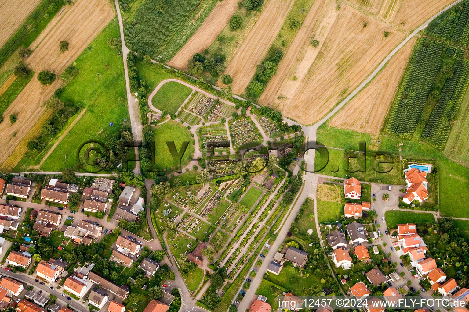 Vue aérienne de Cimetière à le quartier Langensteinbach in Karlsbad dans le département Bade-Wurtemberg, Allemagne