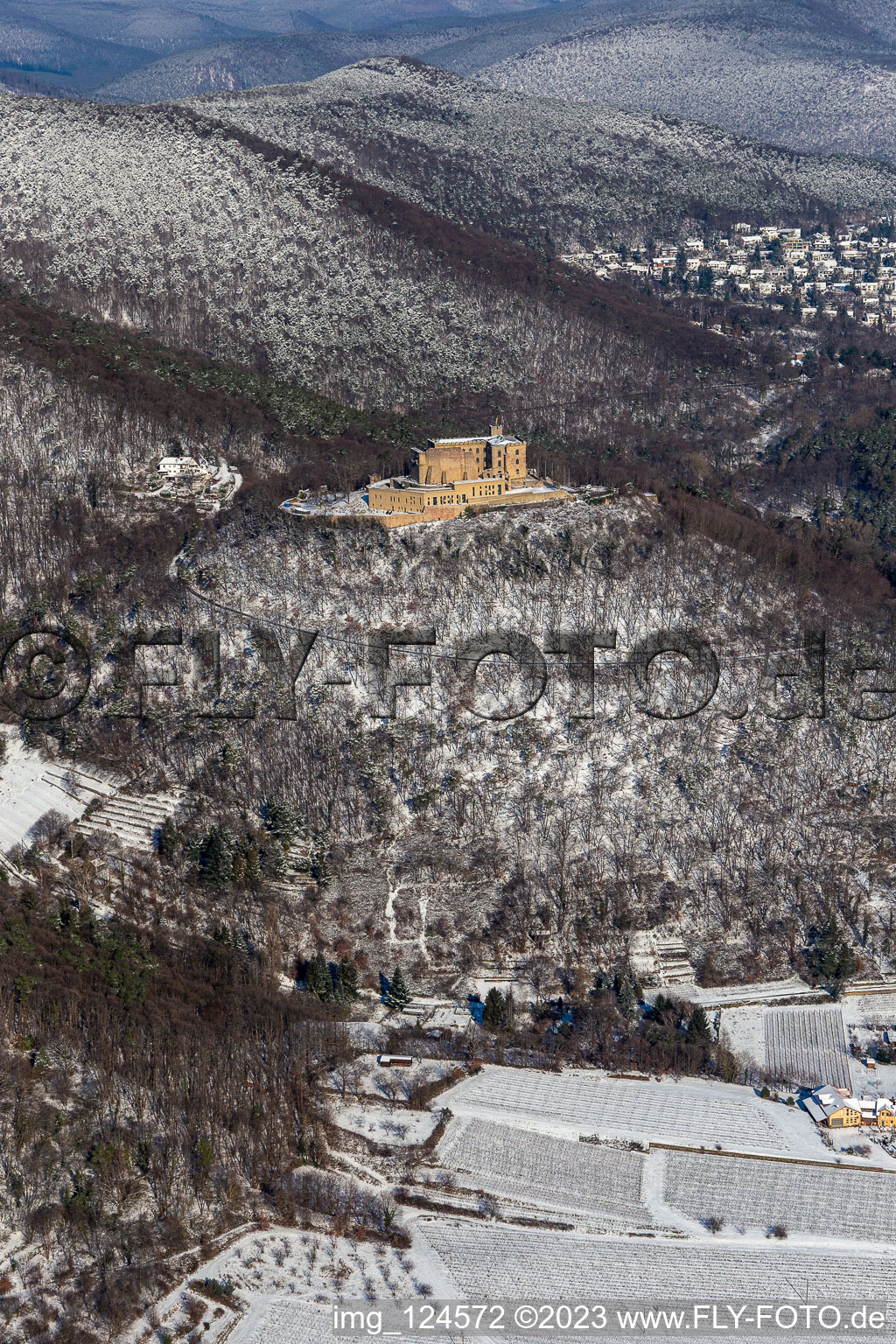 Vue aérienne de Vue aérienne d'hiver dans la neige du château de Hambach à le quartier Diedesfeld in Neustadt an der Weinstraße dans le département Rhénanie-Palatinat, Allemagne