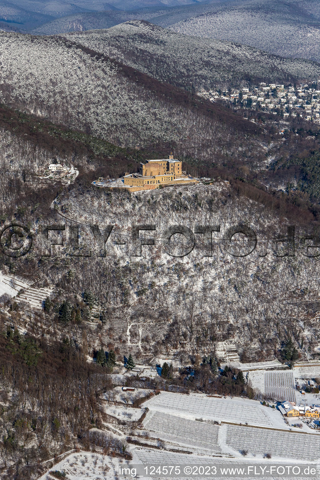 Vue aérienne de Vue aérienne d'hiver dans la neige du château de Hambach à le quartier Diedesfeld in Neustadt an der Weinstraße dans le département Rhénanie-Palatinat, Allemagne